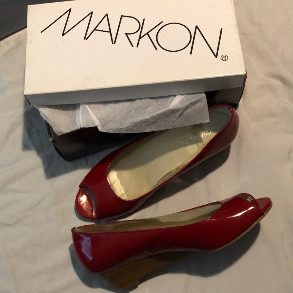 New red wide wedge